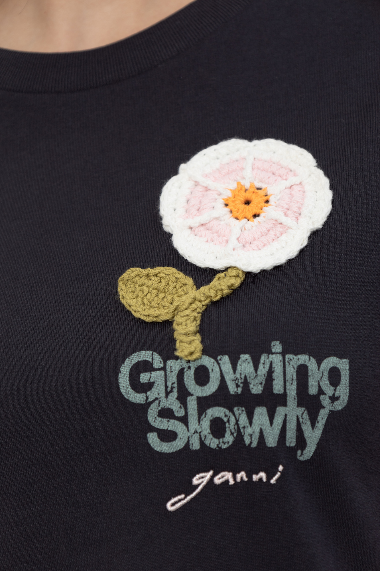 GANNI Growing Slowly Crochet Flower Tシャツ GANNI Basic Cotton Jersey Baby Fit Crochet Patch Tee - Phantom